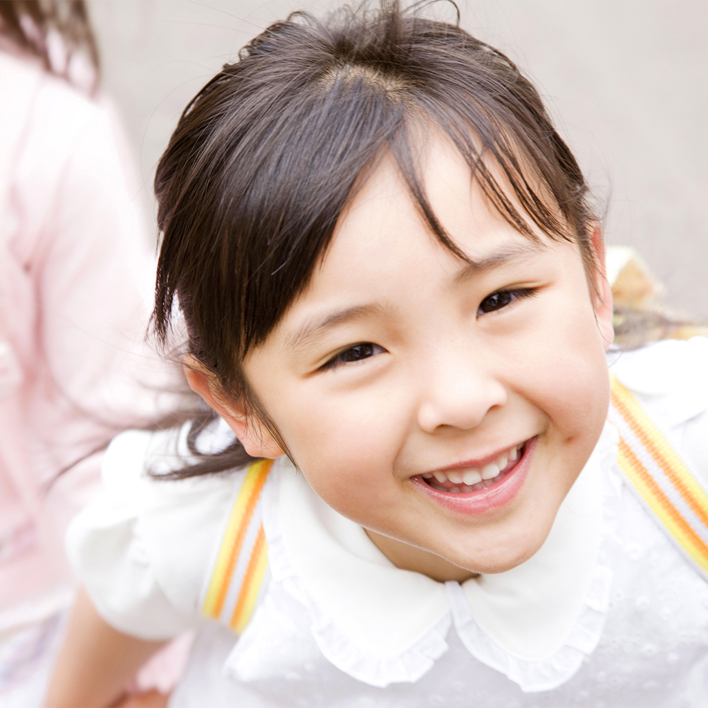 子どもの場合、顎の成長を利用して治療できるため、歯を抜かずに治療しやすい